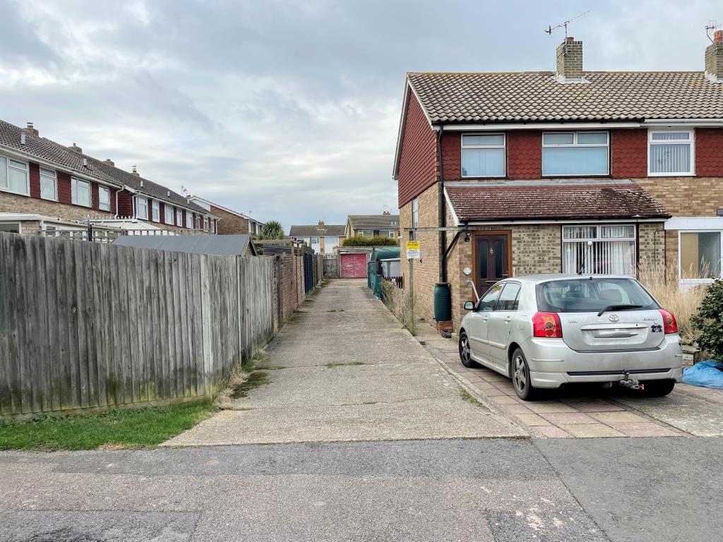 Lot: 38 - FREEHOLD GARAGE -